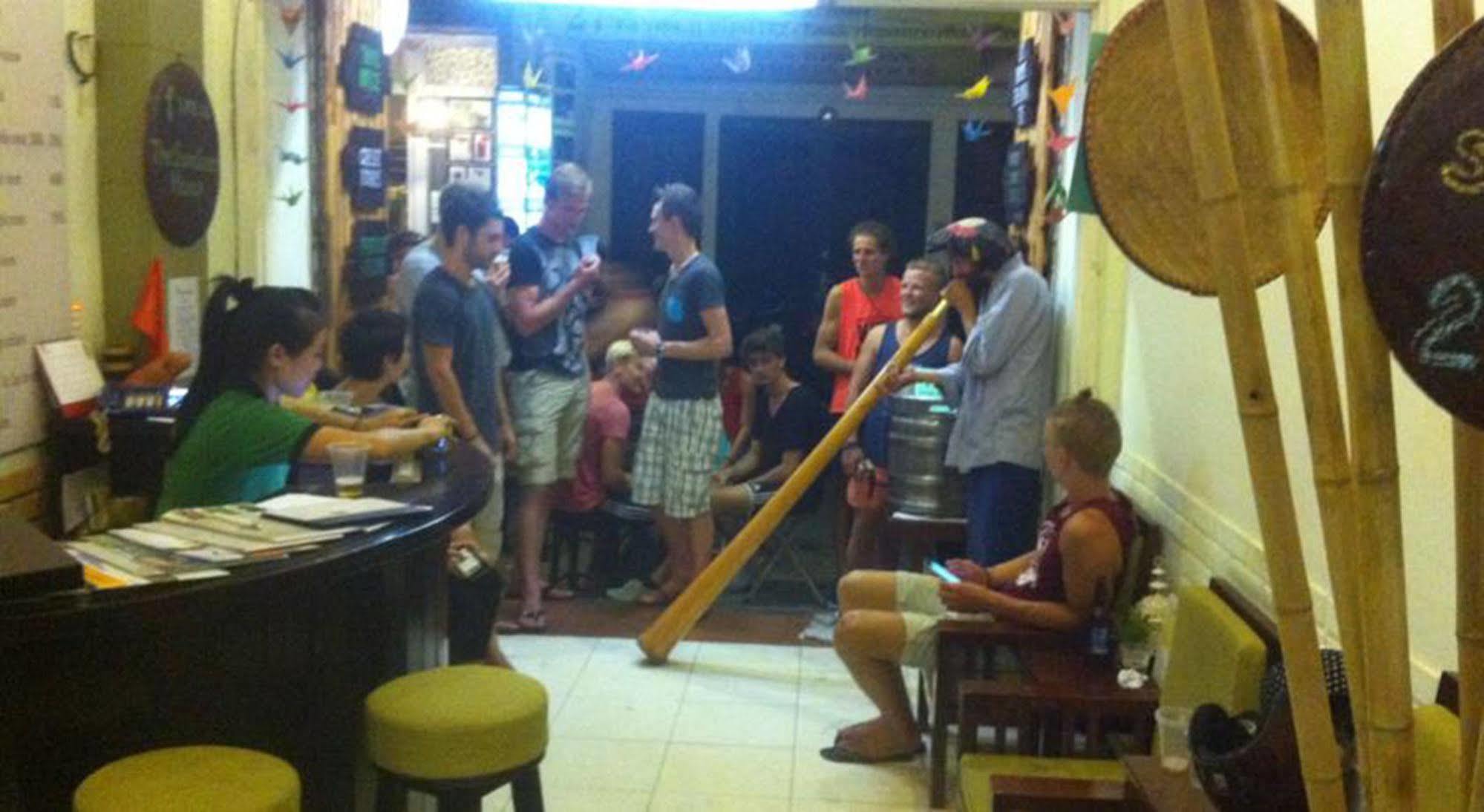 Hanoi Massive Hostel Buitenkant foto